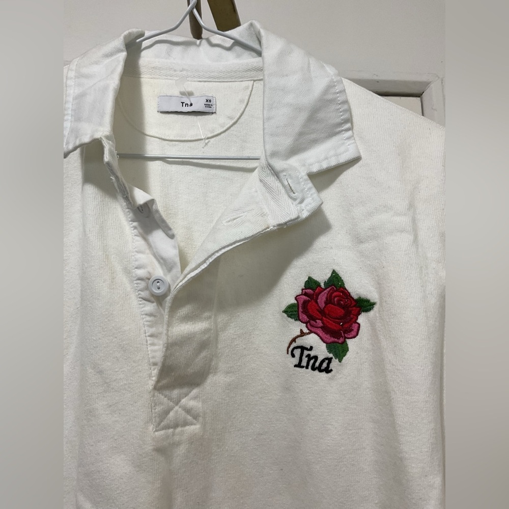✨3 for 30✨ TNA White Long Sleeve Top with Rose Embroidery